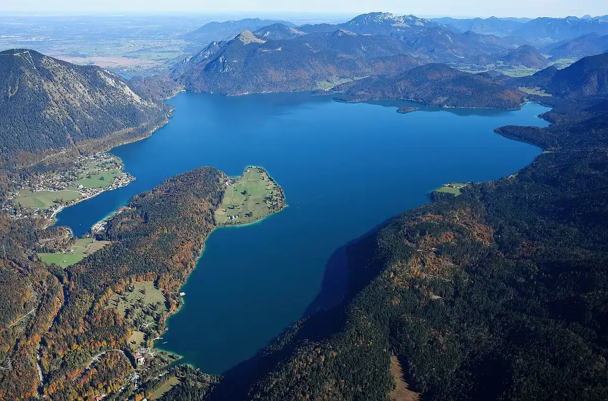 Luftaufnahme des Walchensees von Südwesten